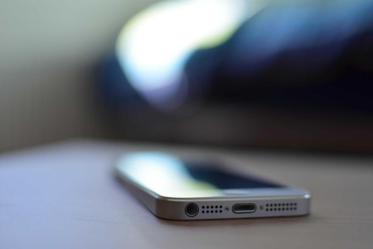 Elde tutulan akıllı telefonda mobil uygulama ekranı