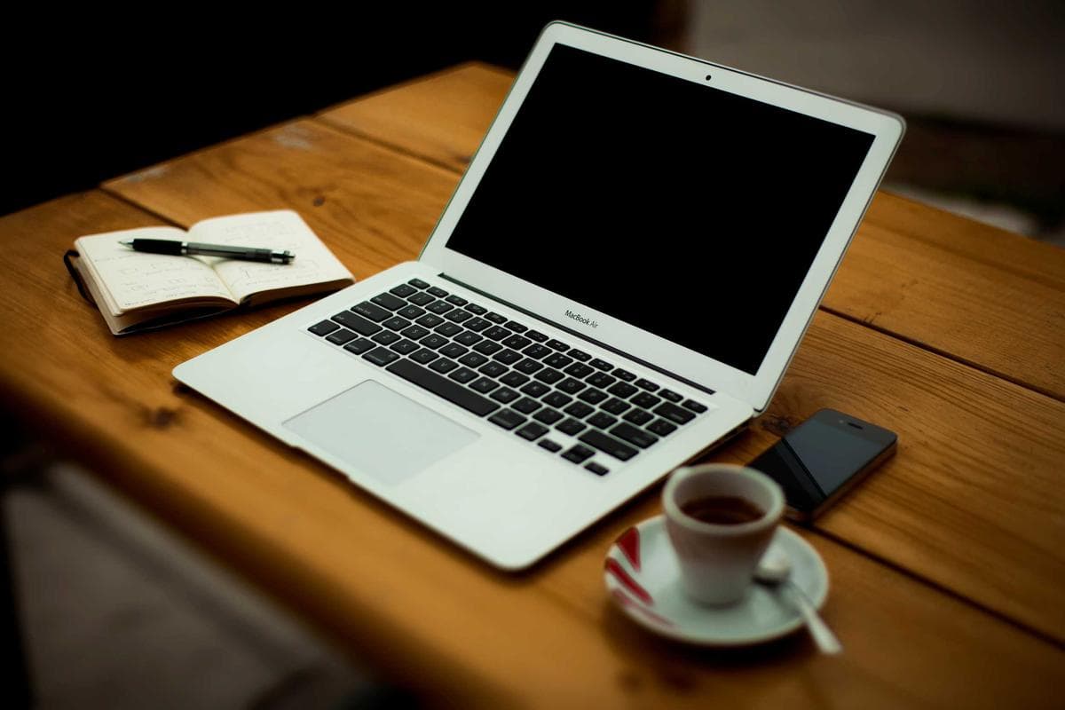Dizüstü bilgisayarda açık bir web uygulaması paneli